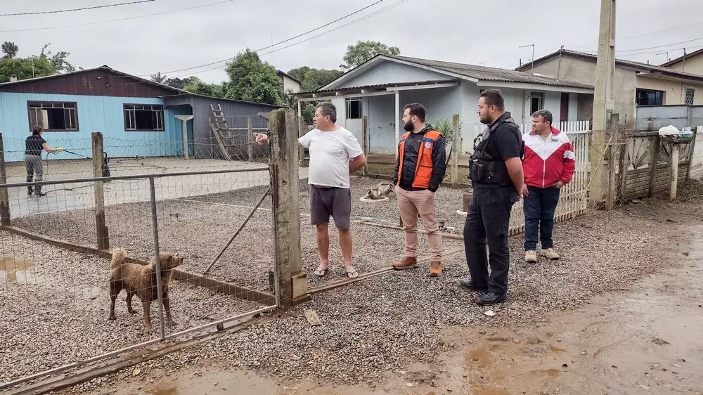 Equipes garantem o retorno seguro das famílias às suas casas em Rio Negro